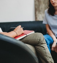 A counselor talking with a woman about Pain Management in Peoria IL